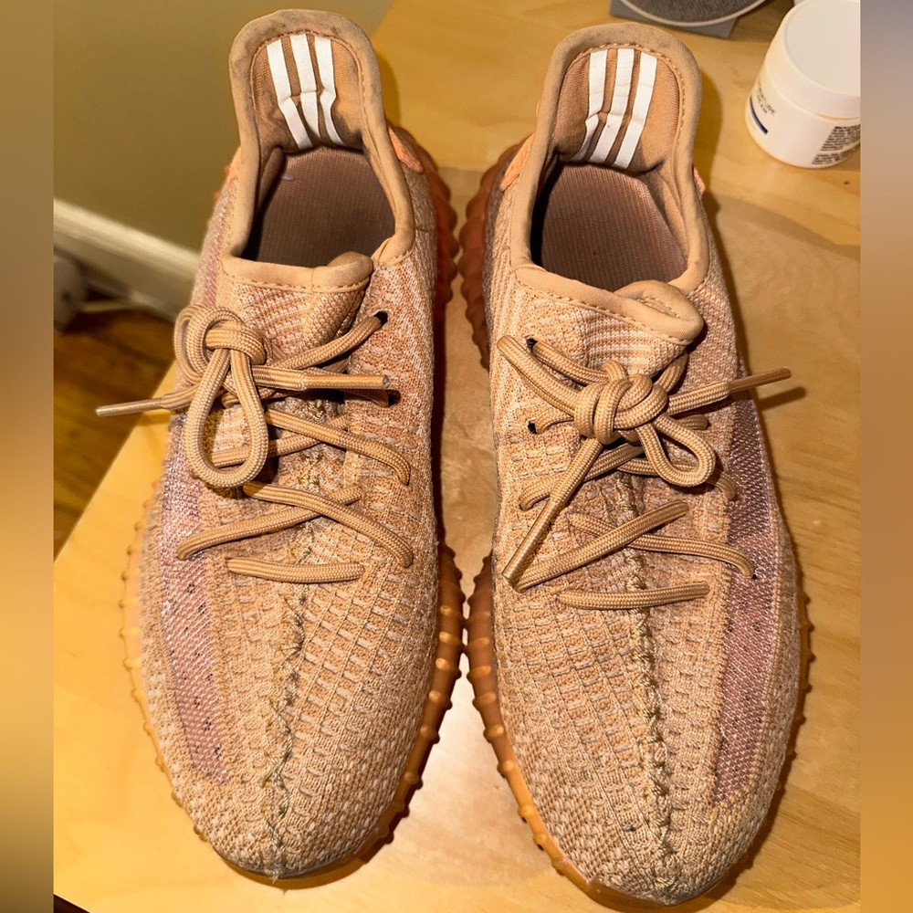 adidas Yeezy Boost 350 V2
Clay